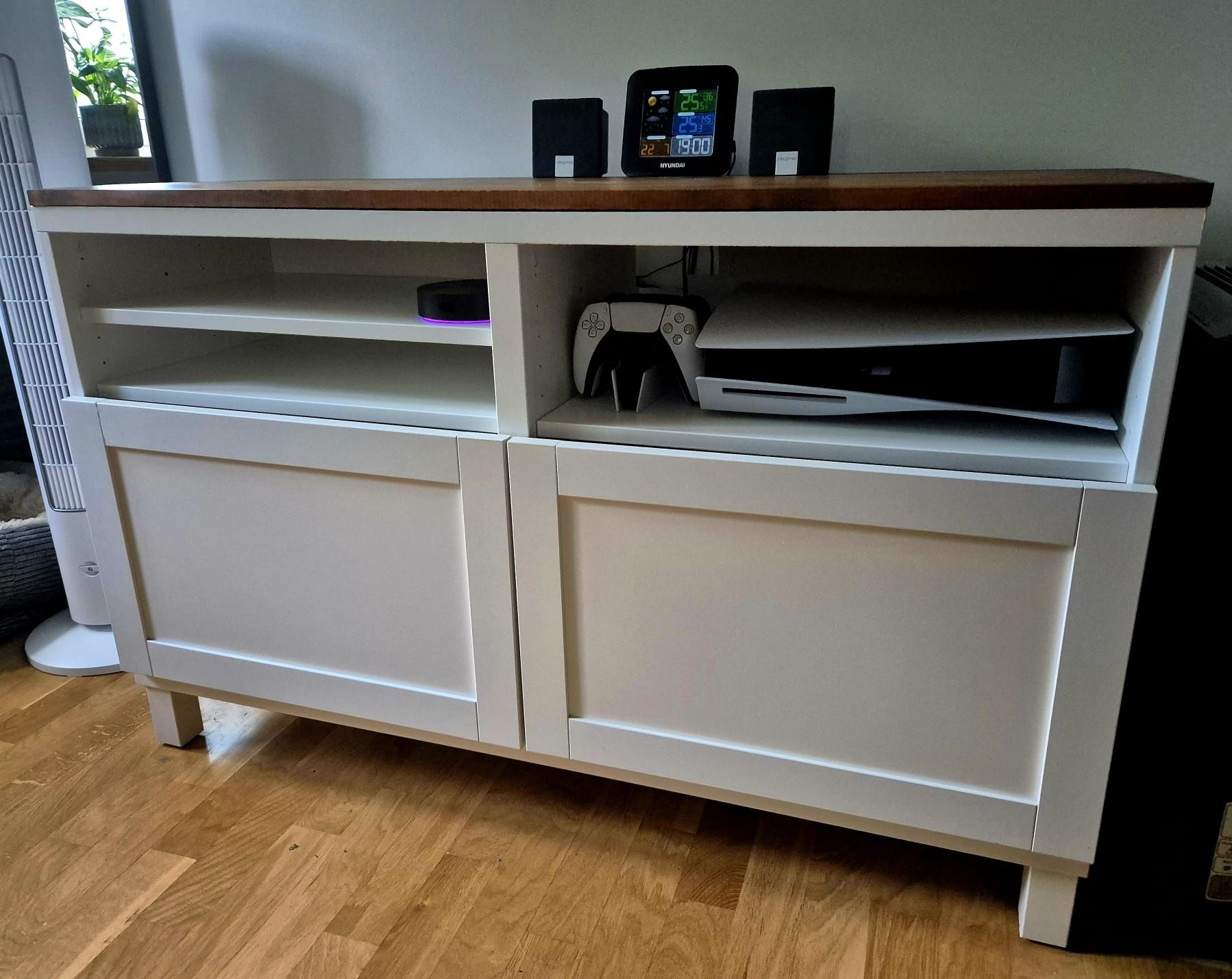 Szafka TV Besta Ikea biała z drewnianym blatem 120x42x74