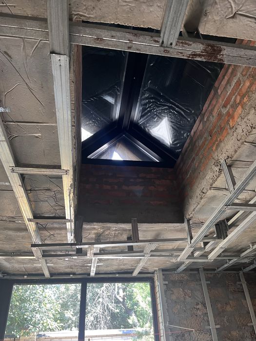 Дім на Космосі з незавершеним ремонтом .