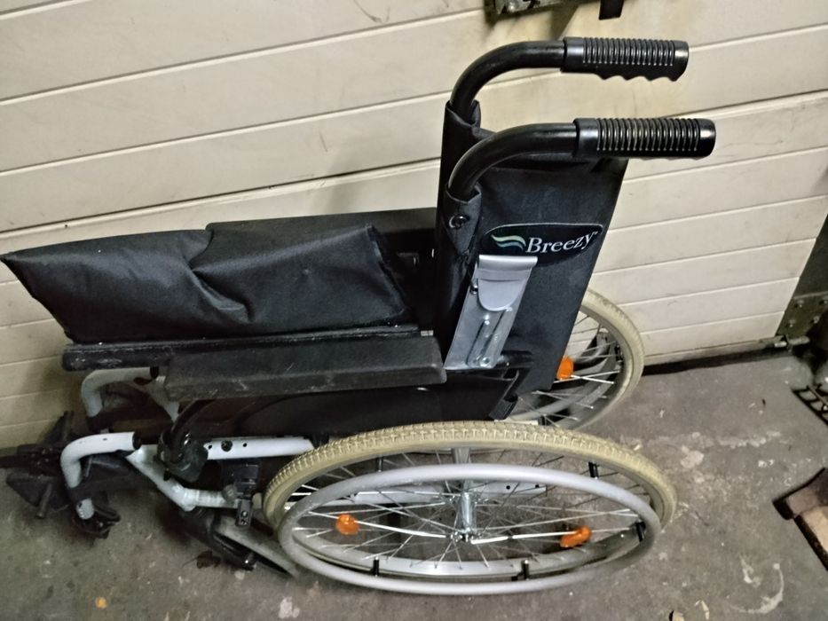Wózek inwalidzki Breezy pełne koła lekki