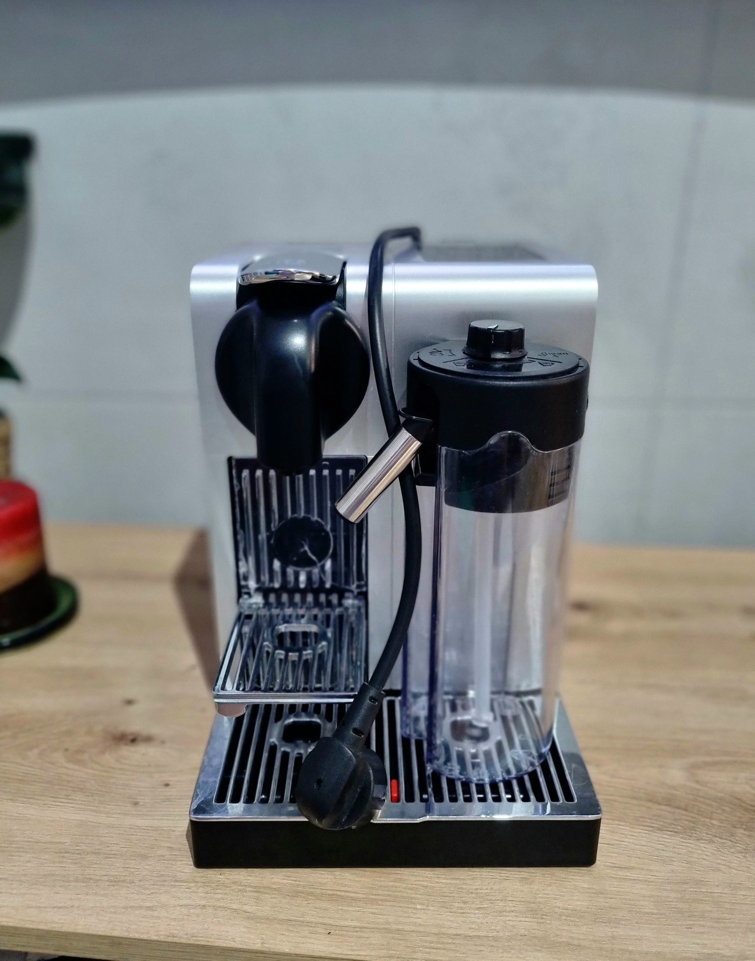 Ekspres do kawy DeLonghi Nespresso na kapsułki z wyświetlaczem
