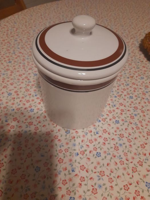 Pote de RB Alcobaça numerado com tampa em cerâmica.