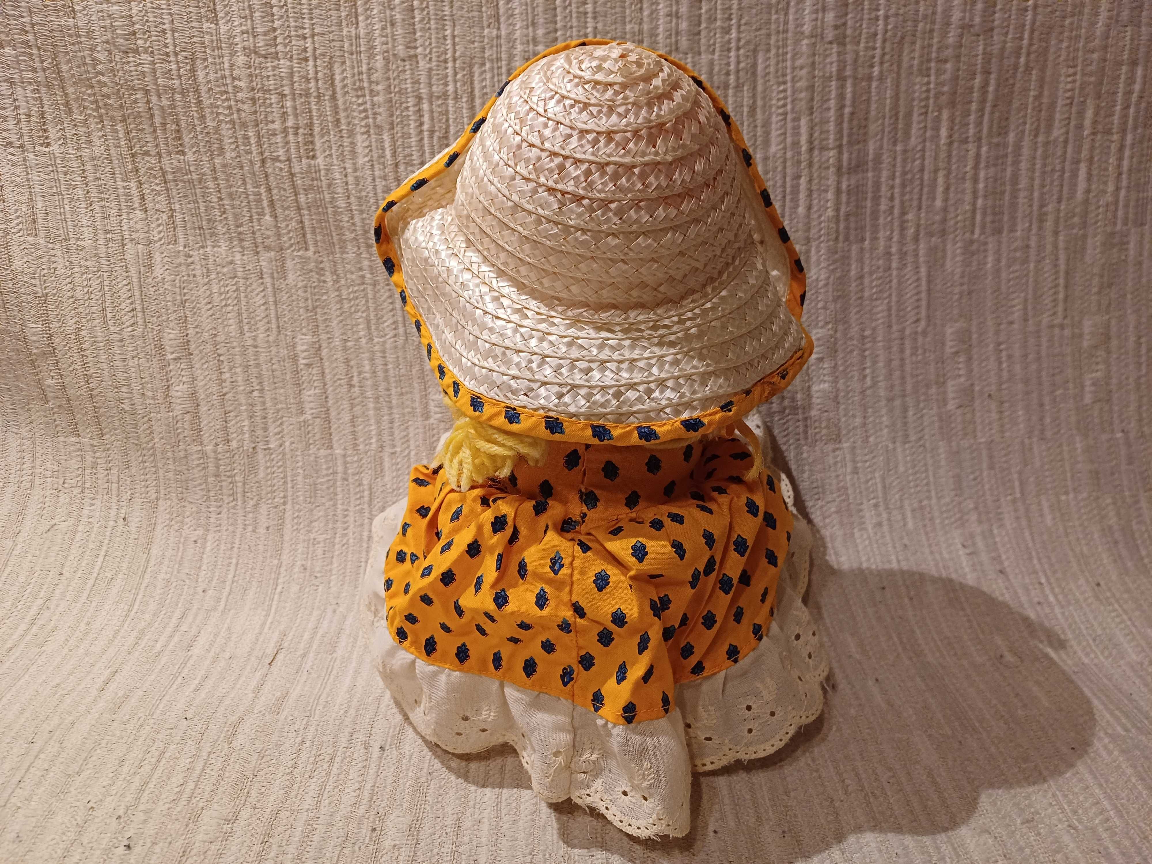 Lalka w kapeluszu, wysokość 25cm, odgrywa melodie
