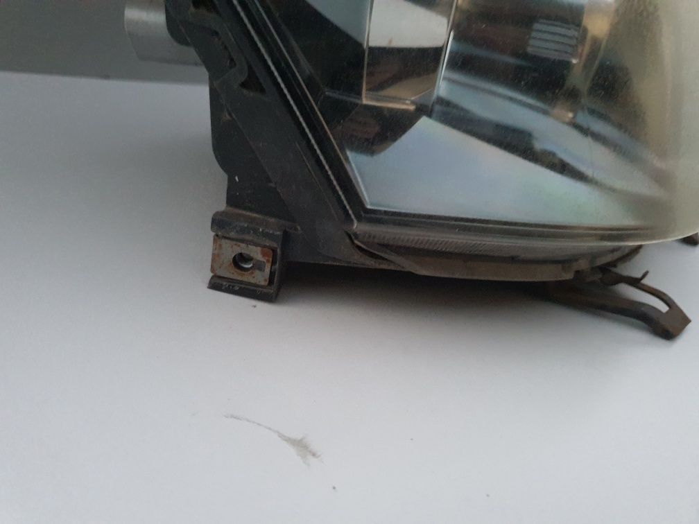 TOYOTA COROLLA VERSO II lampa prawa przednia 04-08