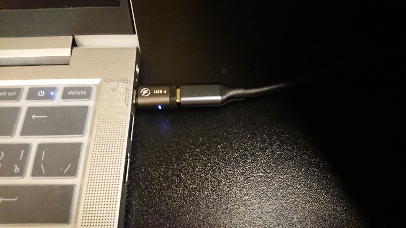 Магнитный адаптер USB-C (40 Gb/s, 8K at 60 Hz, 140 W)