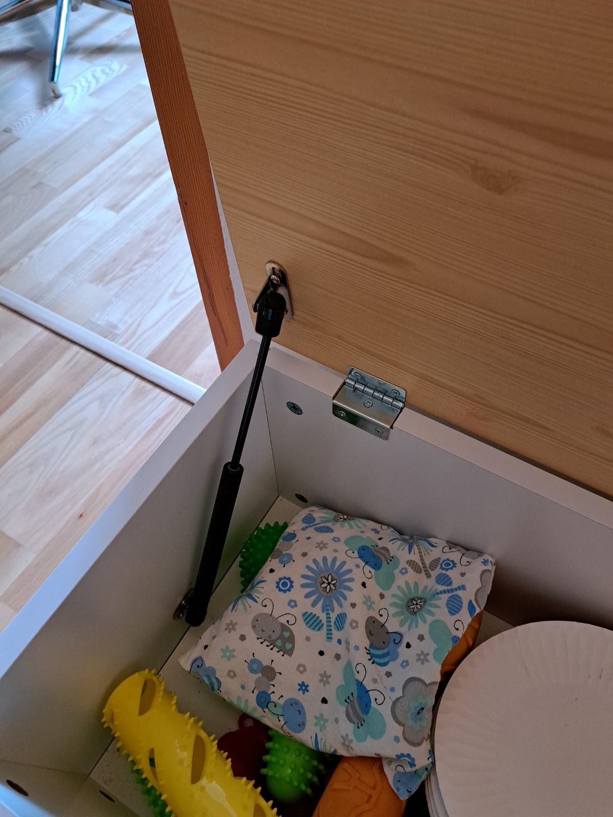 skrzynia biała na zabawki  lub buty Lidl