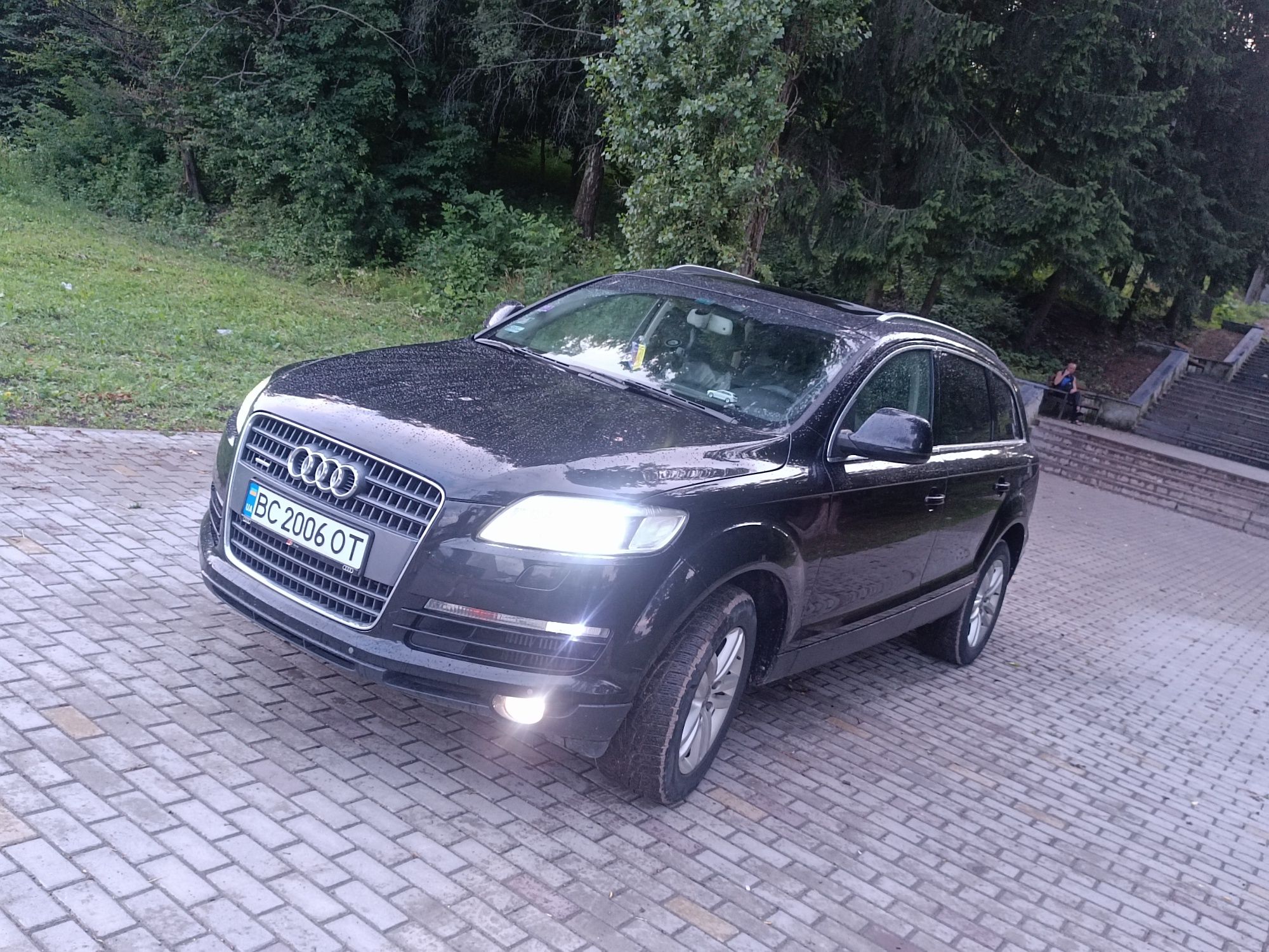 Продам Audi Q7 в багатій комплектації.