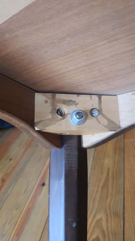 Mesa nordica em madeira.