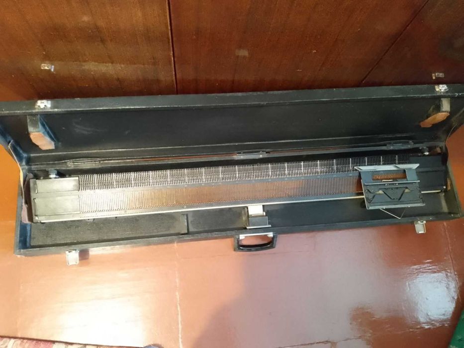 Продам в"язальну ручну машинку