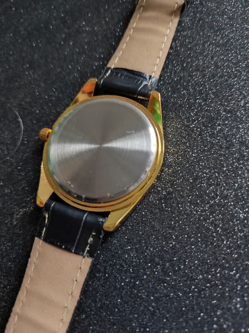 Zegarek z czarnym paskiem i cyrkoniami Quartz