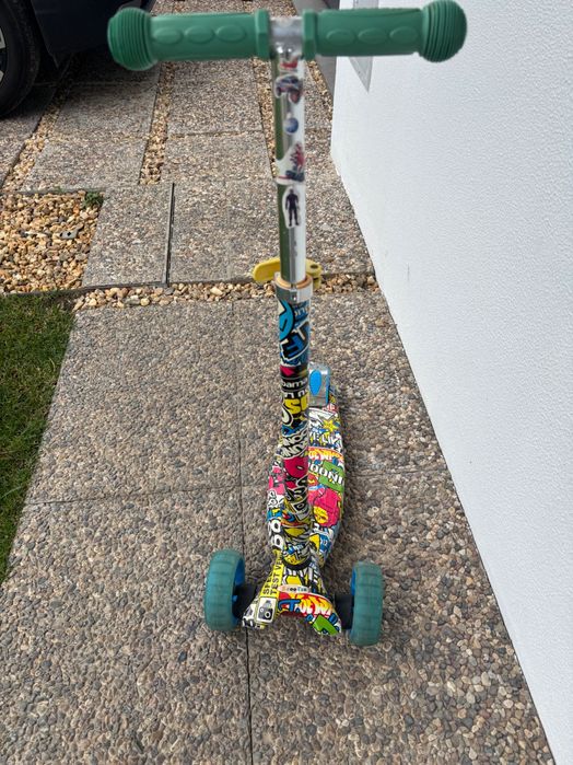 Trotinete, dobrável e com luzes nas rodas