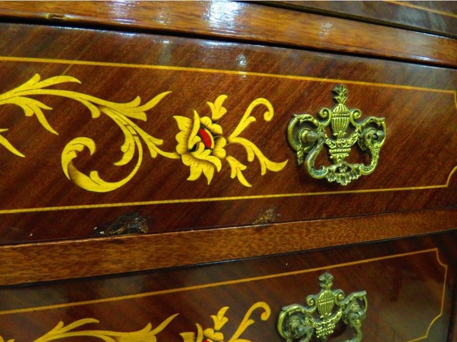 Cómoda inglesa com 4 gavetões.