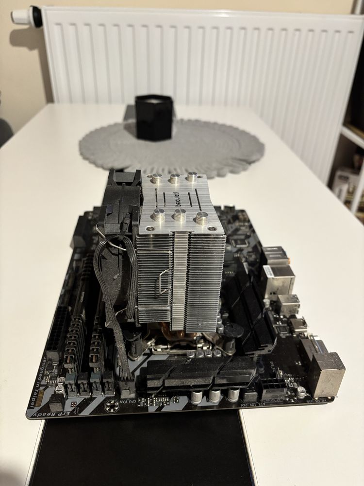 I5 8600k + Gigabyte z370 HD3 + Corsair 2x8gb + BeQuiet pure rock slim