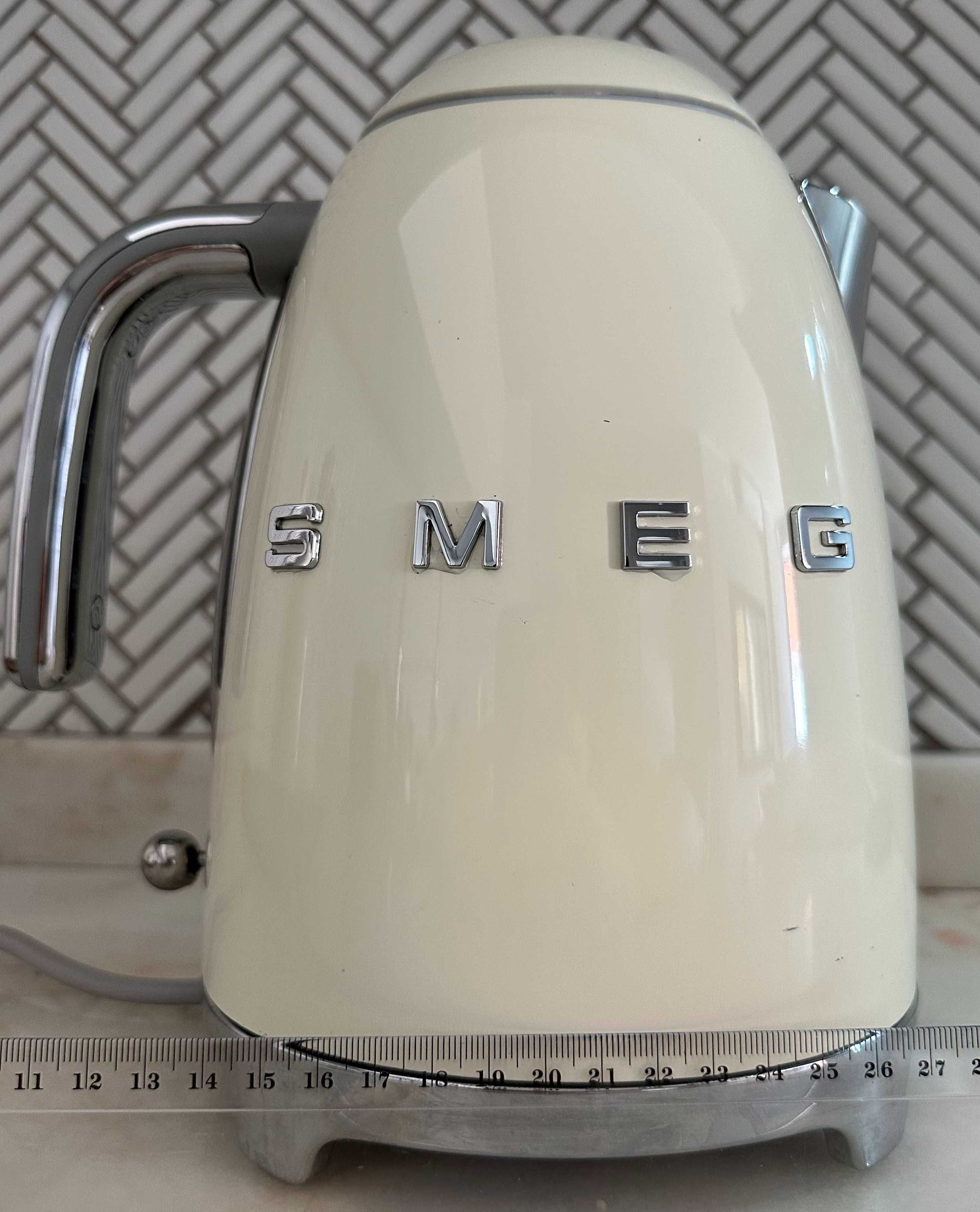 Elegante conjunto SMEG - Chaleira elétrica + Bloco de facas