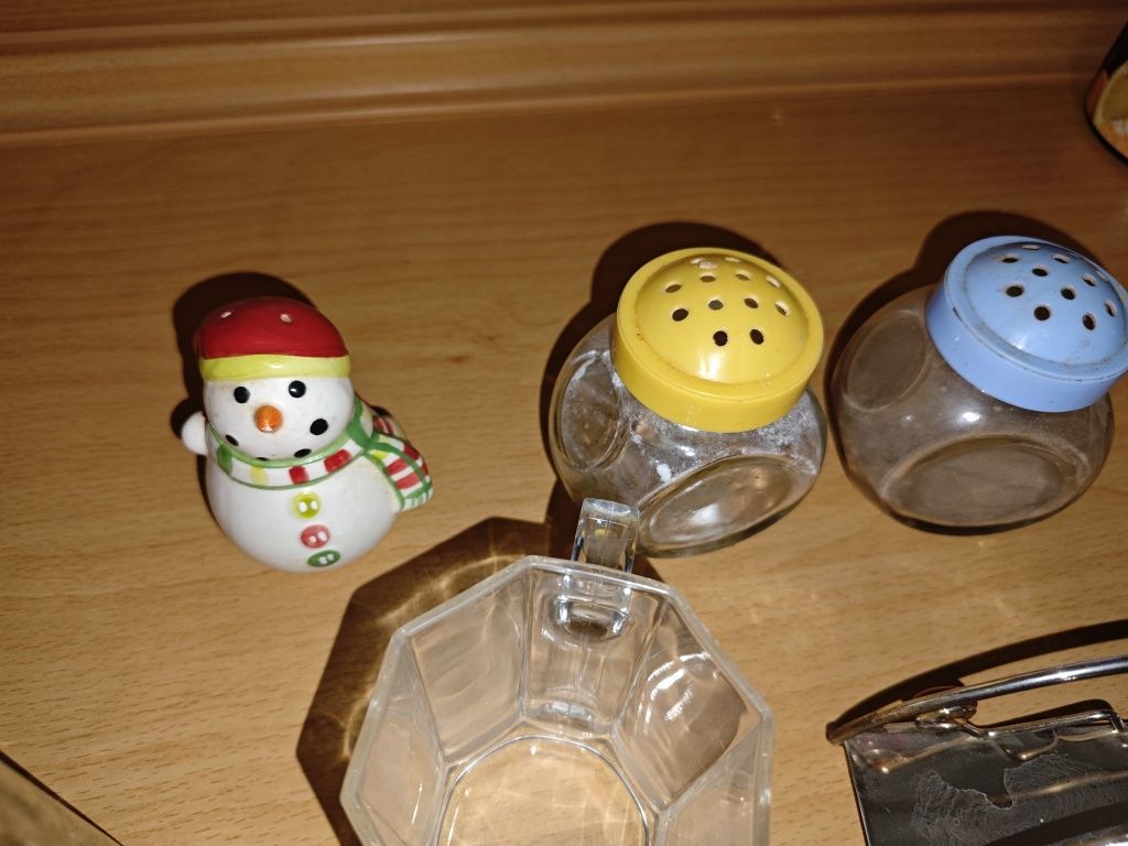 Szklanki, kubki, zastawa stołowa, solniczka, pieprzniczka, stare