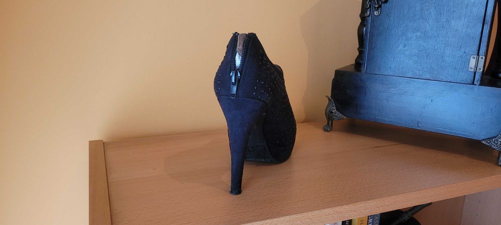 Sapatos pretos salto alto e com pequenas aplicações