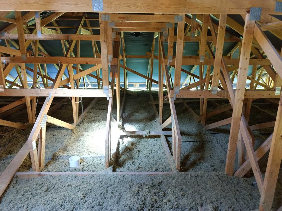 nadmuch izolacji (wełna, celuloza). Ocieplenia sufitów i poddaszy