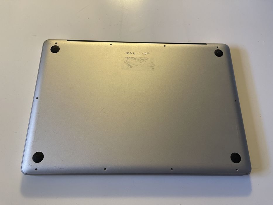 Macbook Pro 15” 2010 A1286 - avariado para peças