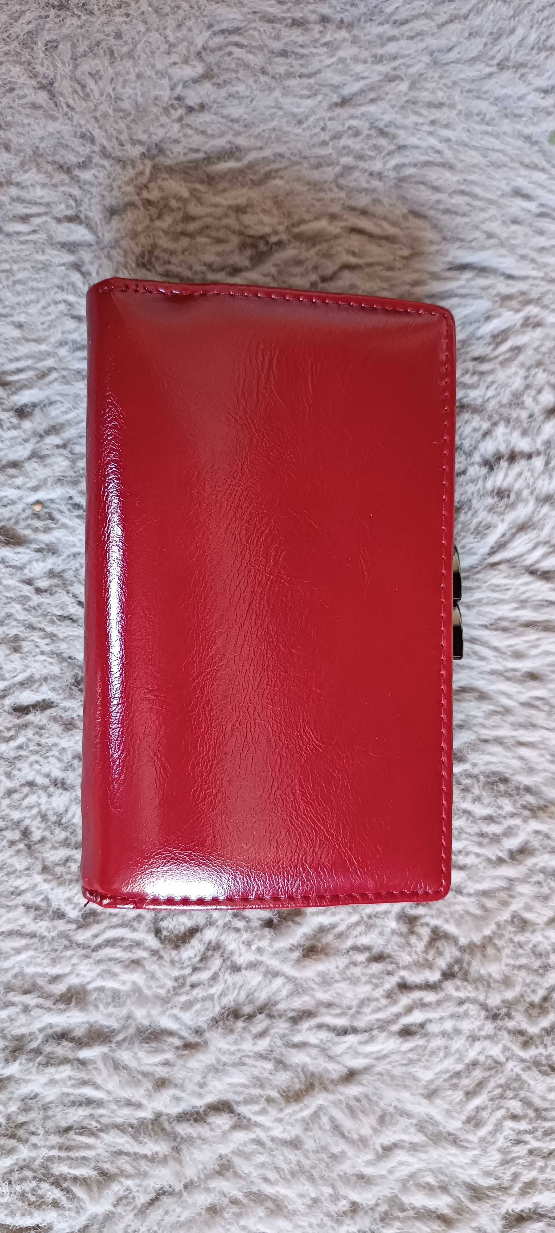 Damski czerwony portfel z naturalnej lakierowanej skóry