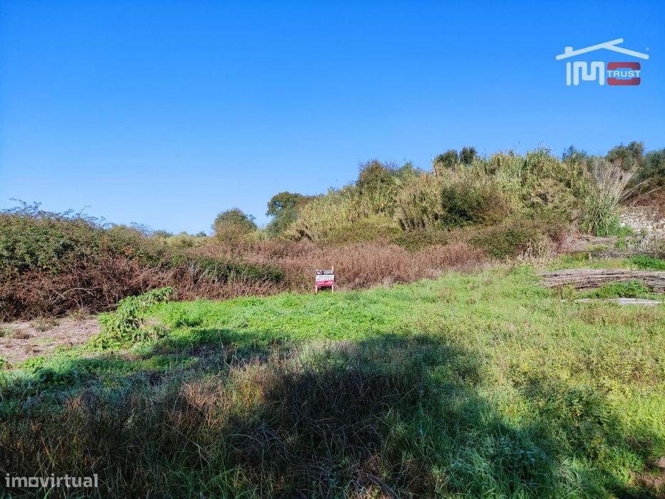 Terreno rústico, declive plano. Bem localizado.