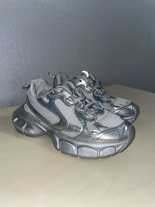 Кросівки серебристі