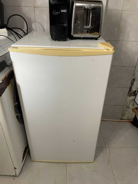 Mini frigorífico em perfeito funcionamento