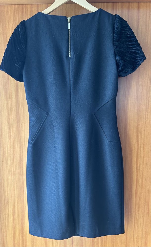 Vestido preto Cortefiel com detalhes nas mangas
