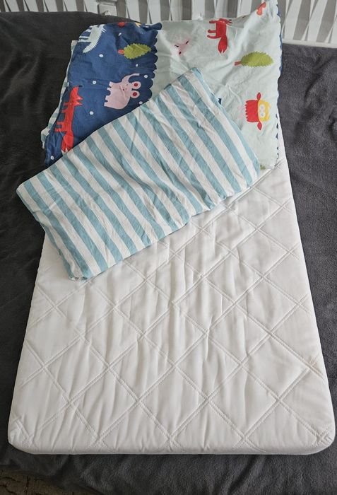 Łóżeczko turystyczne z materacem i pościelą