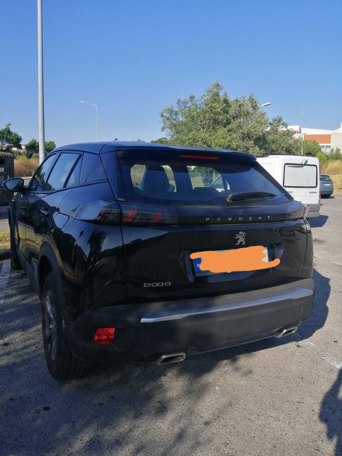 Carro preto da marca Peugeot 2008