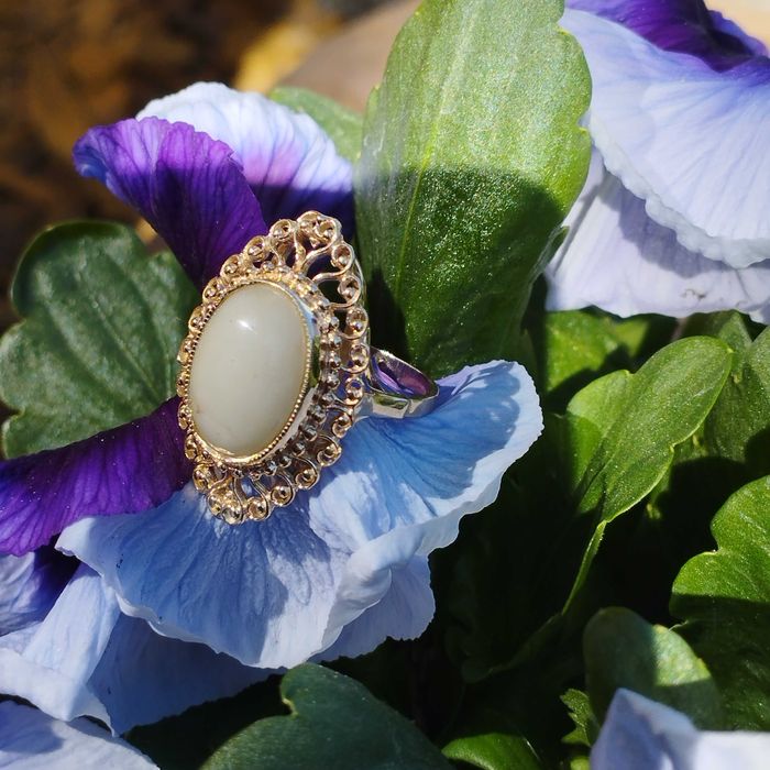 Złoty pierścionek z bursztynem