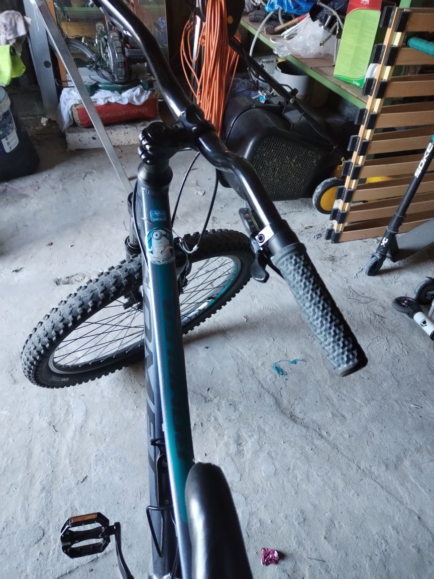 Pęknięty rower romet na części
