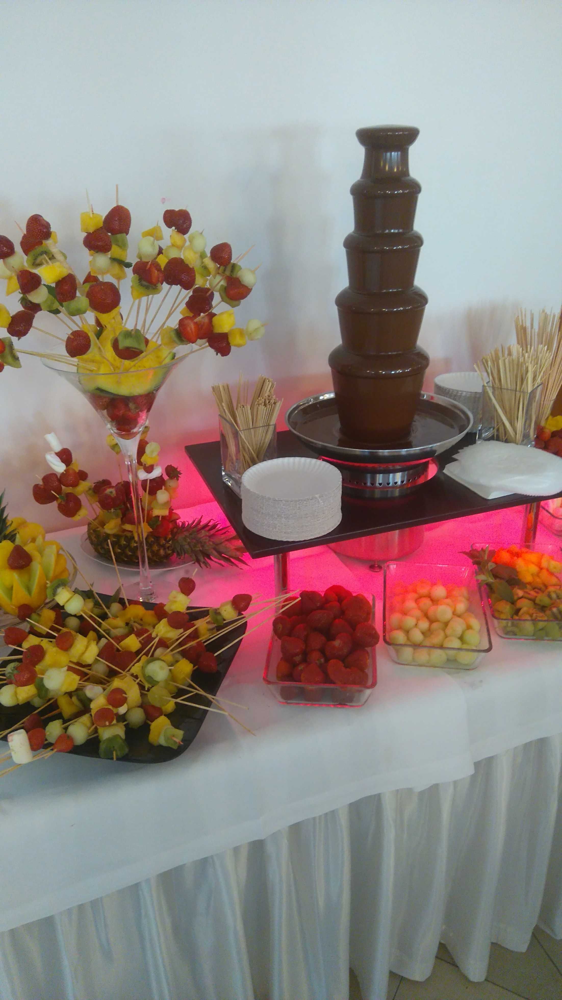 fontanna czekoladowa słodki stół czekolady komunia wesele bal atrakcje