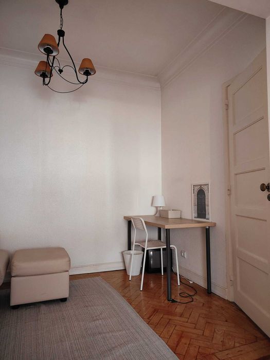 Aluga-se quarto individual, amplo, tipo estúdio, em Benfica/Lisboa