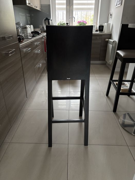 Mały stolik z hokerami