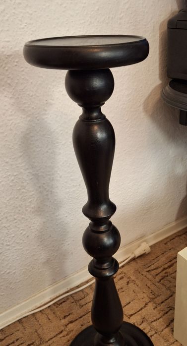 wysoki czarny drewniany stojak na kwiaty z ozdobną nóżką 82 cm