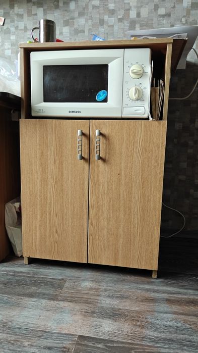 Тумба на кухню з відділенням для мікрохвильової печі.