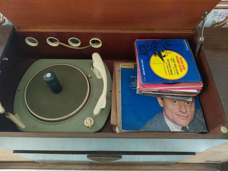 VENDO Aparador em Madeira com Gira-Discos e Rádio Integrado