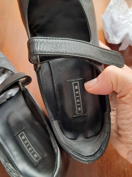 Sapatos pretos em pele com velcro