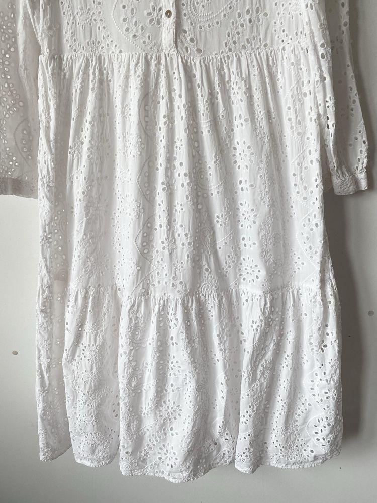 Zara biała azurowa sukienka midi falbany hafty boho