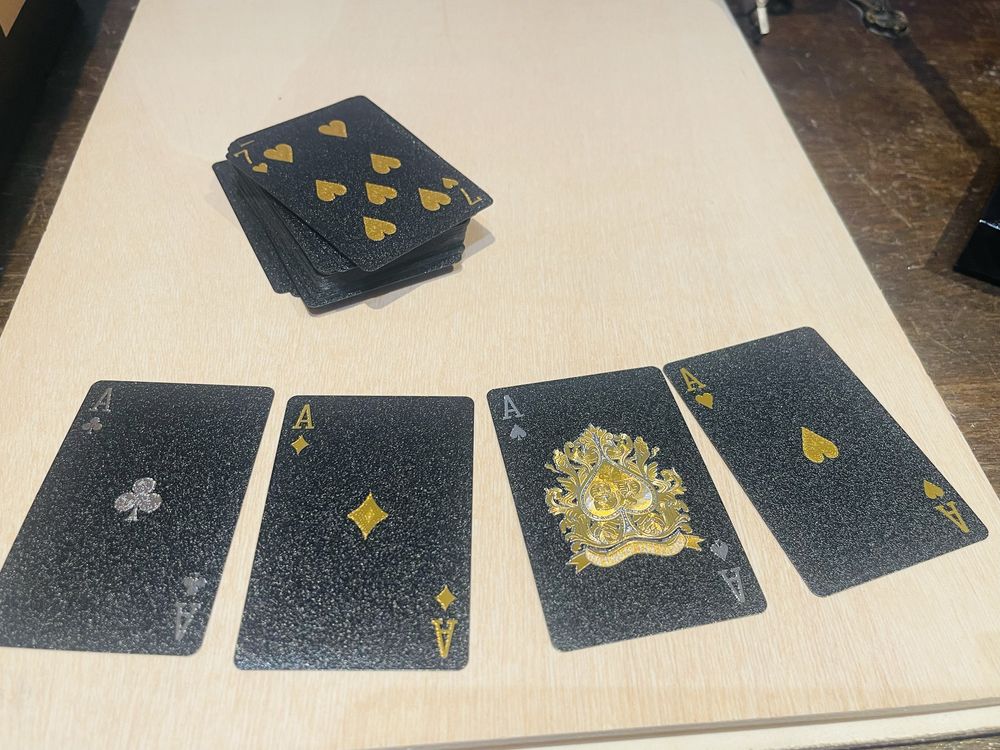 Baralho de cartas ( em preto )