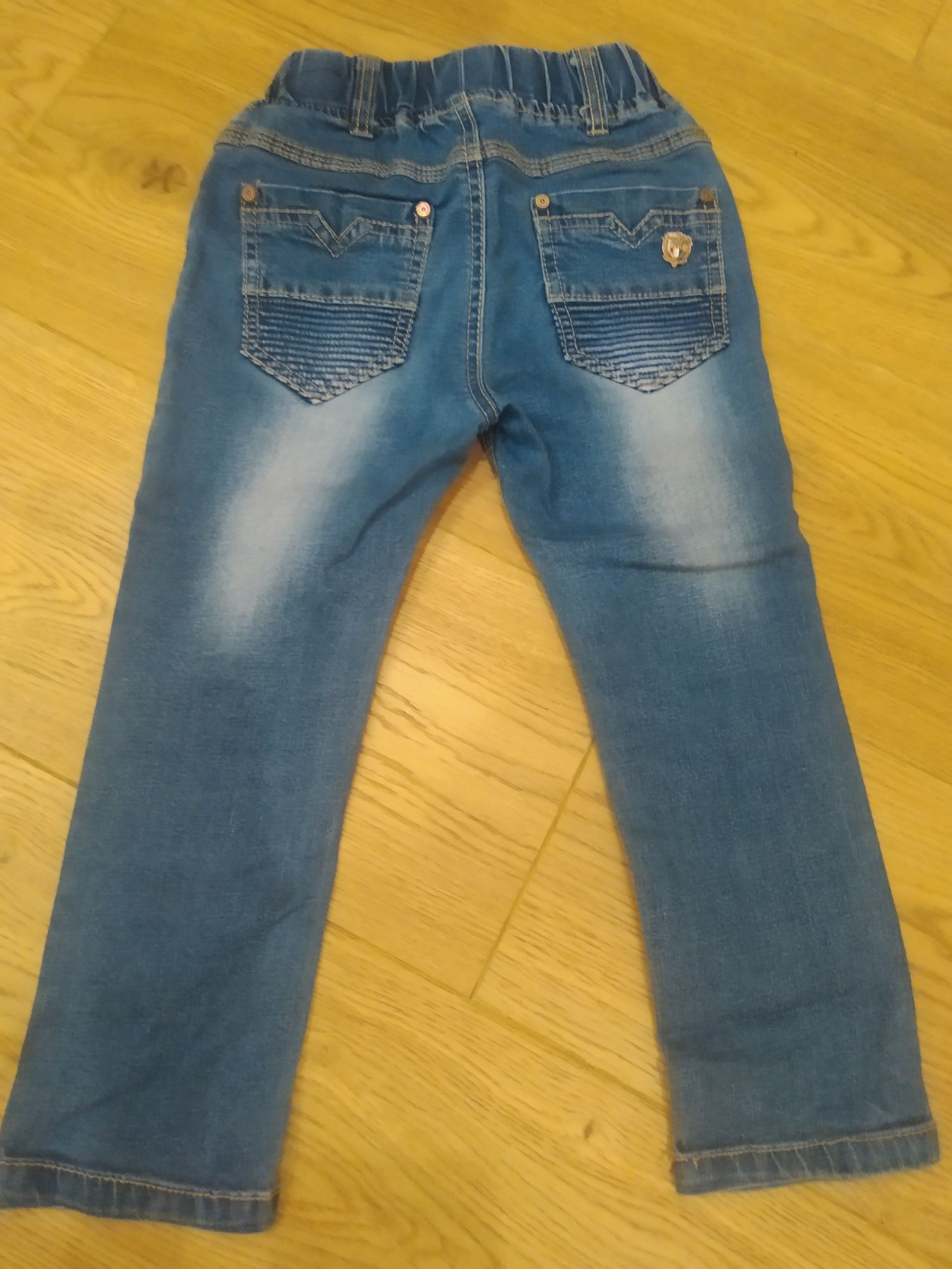 Spodnie jeansowe dla chłopaka 104/110 z przetarciami