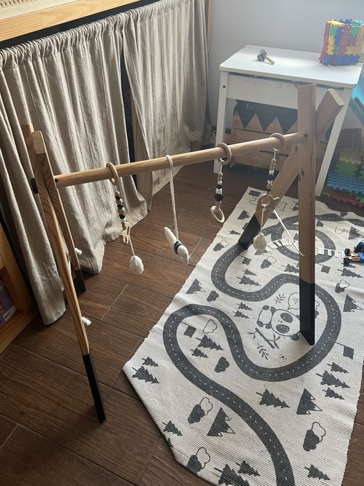 Baby gym drewniany stojak edykacyjny pałąk dla niemowlat
