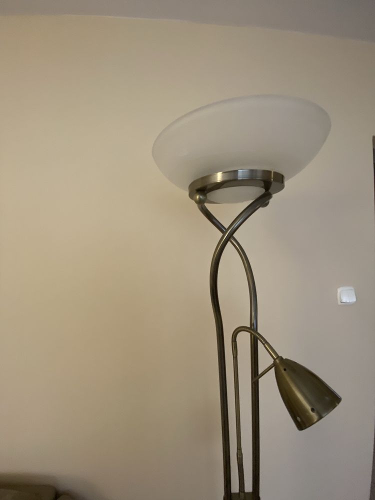 Lampa stojąca do czytania oswietlenia pokoju