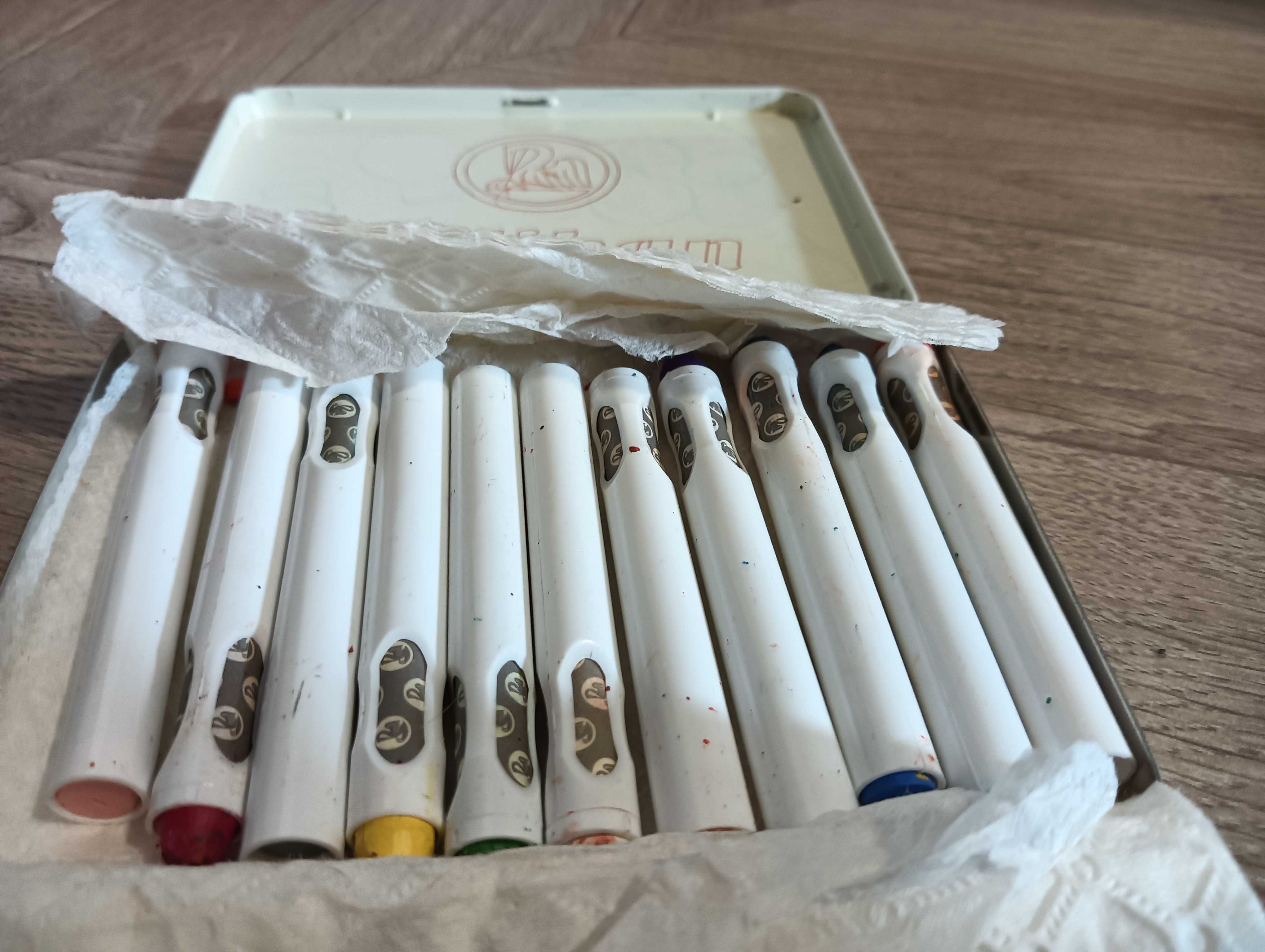 Pudełko metalowe Pelikan z kredkami woskowymi