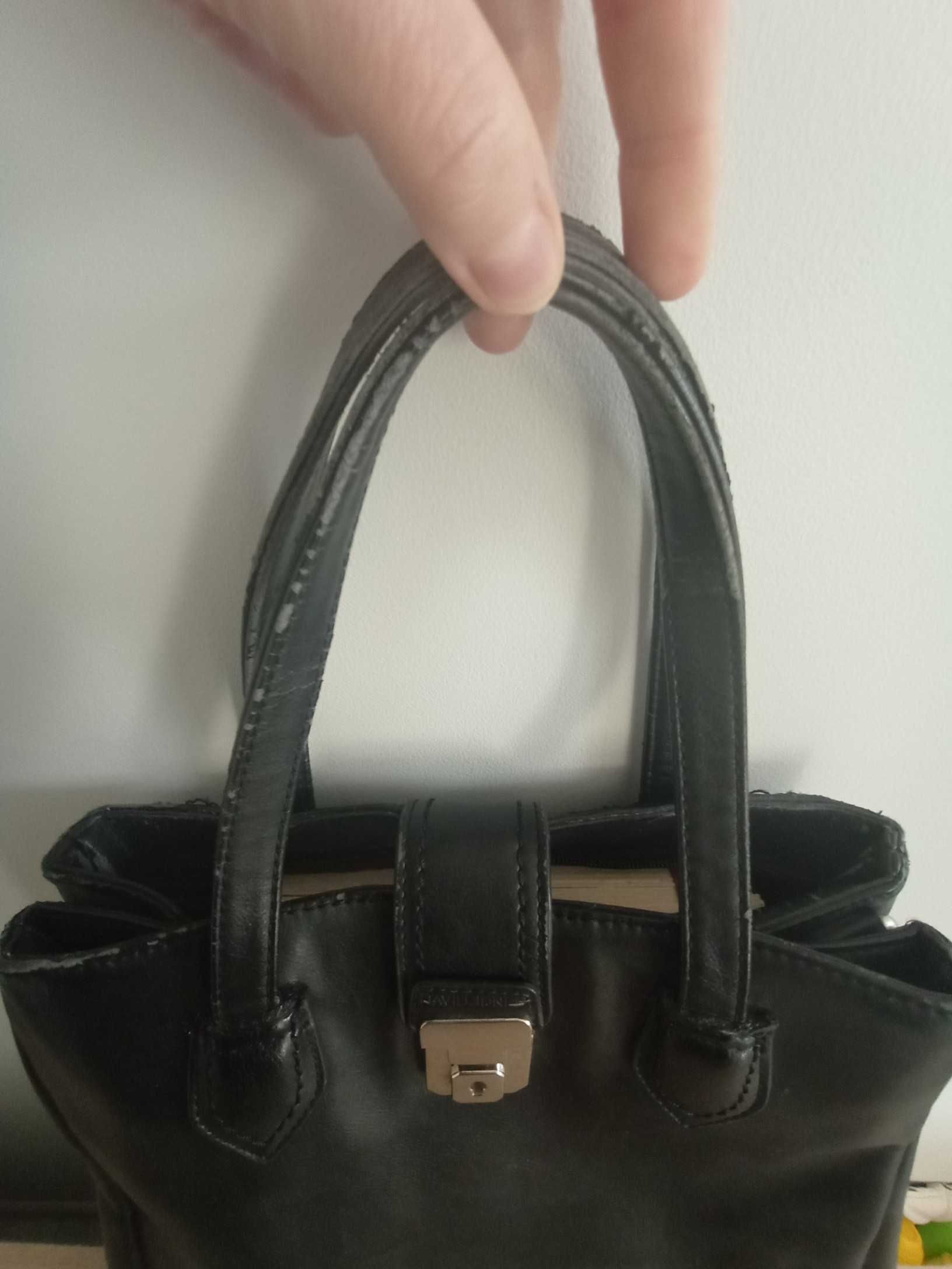 Elegancka czarna torebka David Jones mieści A4