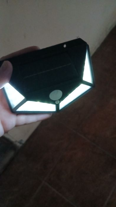 Продам срочно уличный светильник который заряжается от солнца