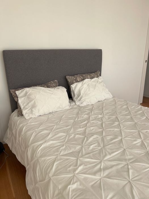 Cama com estrado e colchão, forrada a tecido cinza escuro