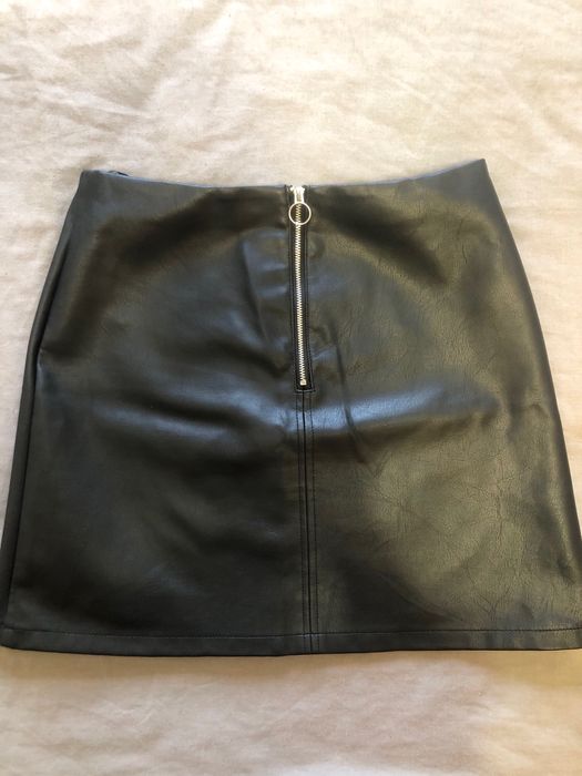 Коротка шкіряна спідниця