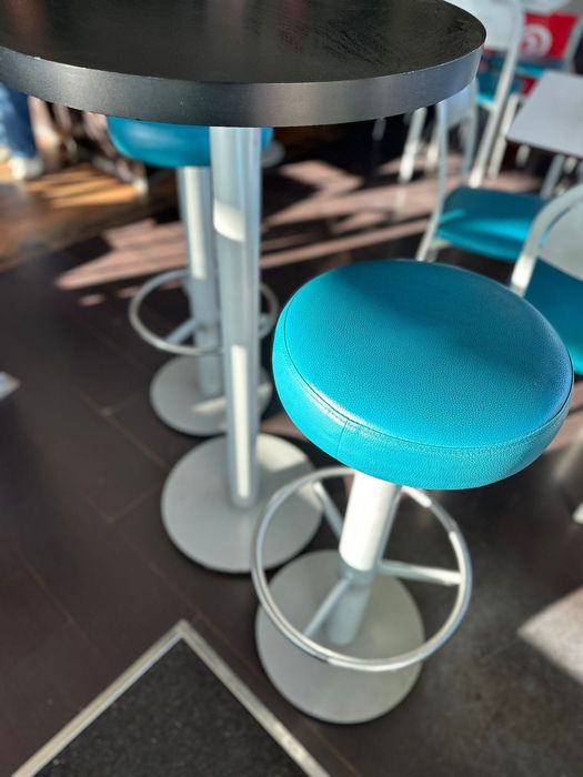 2 mesas e 4 cadeiras