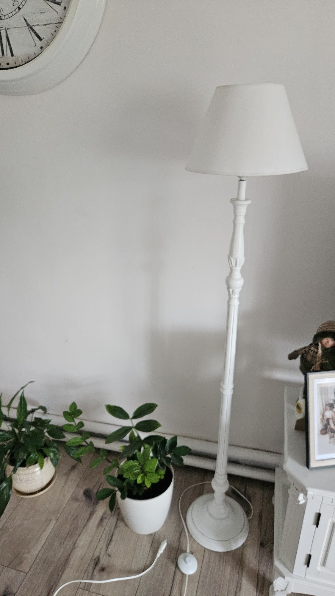 Biała lampka stojąca