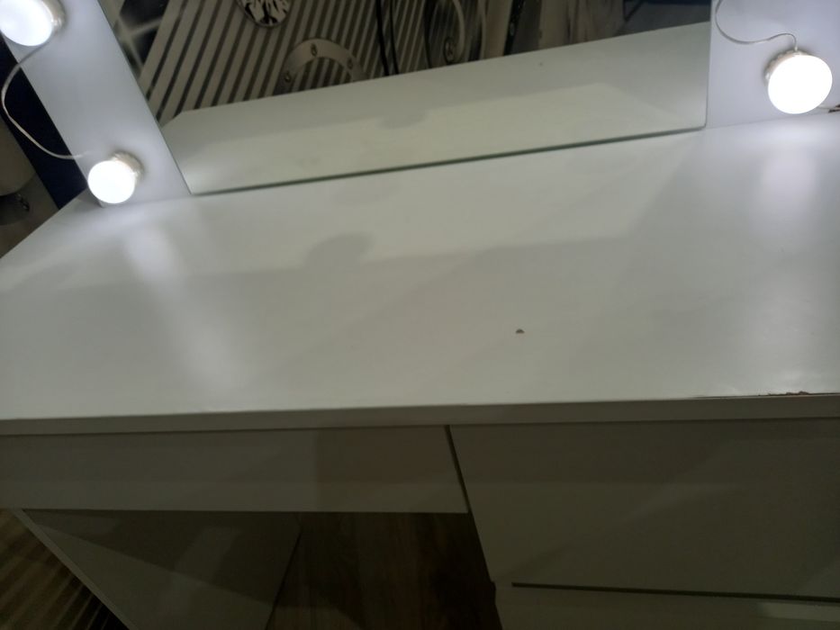 Toaletka kosmetyczna lustro z oświetleniem LED
